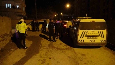 Polisin "dur" ihtarına uymayan ara&ccedil;tan uyuşturucu &ccedil;ıktı