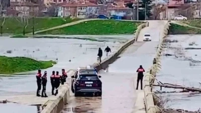 Polisin uyarısına rağmen tehlikeli k&ouml;pr&uuml;den ge&ccedil;tiler: Suya d&uuml;şme tehlikesi atlattılar
