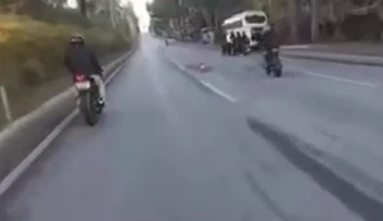  Polisin &uuml;zerine motosiklet s&uuml;ren 2 kişi tutuklandı