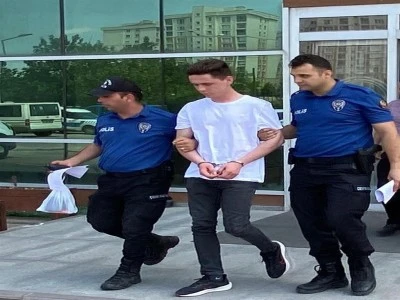 Polisin &uuml;zerine otomobili s&uuml;rm&uuml;şt&uuml;...