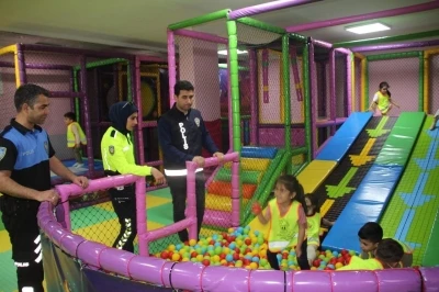 Polisler &ccedil;ocukların oyun merkezine gitme hayalini ger&ccedil;ekleştirdi
