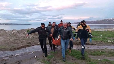 Polisler soğuk havaya aldırış etmeden Van G&ouml;l&uuml;&rsquo;ne girip vatandaşı kurtardı