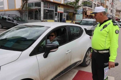 Polislerden hayat kurtaran trafik bilgilendirmesi
