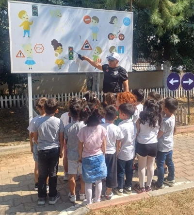 Polislerden &ouml;ğrencilere uygulamalı eğitim
