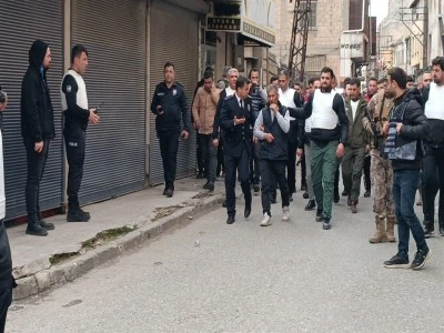 Polisleri g&ouml;r&uuml;nce 5 kişiyi rehin aldı