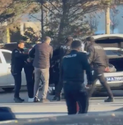 Polisleri g&ouml;r&uuml;nce taciz ettiği &ccedil;ocuğa ateş etti,  yolda y&uuml;r&uuml;yen kişiyi vurdu