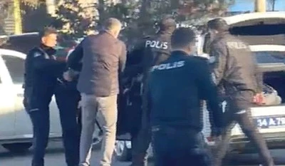Polisleri g&ouml;r&uuml;nce taciz ettiği &ccedil;ocuğa ateş etti,  yolda y&uuml;r&uuml;yen kişiyi vurdu