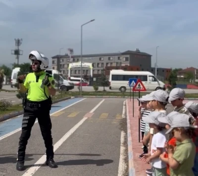 Polisten &ccedil;ocuklara sevgi dolu yaklaşım
