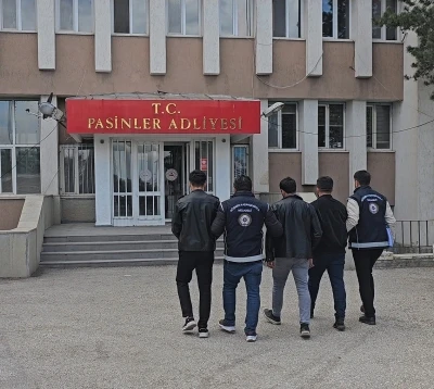 Polisten d&uuml;zensiz g&ouml;&ccedil;menlere operasyon