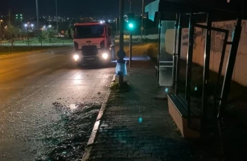 Polisten ka&ccedil;an ehliyetsiz s&uuml;r&uuml;c&uuml; otob&uuml;s durağına &ccedil;arptı