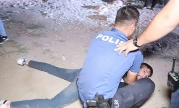 Polisten ka&ccedil;an ehliyetsiz ve alkoll&uuml; s&uuml;r&uuml;c&uuml;den gazeteciye: &ldquo;Alkoll&uuml; ara&ccedil; kullanmaktan haber mi olur?&rdquo;
