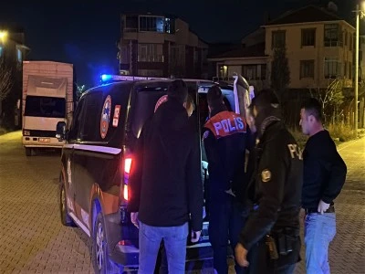 Polisten ka&ccedil;an s&uuml;r&uuml;c&uuml;n&uuml;n aracından cezaevi firarisi &ccedil;ıktı
