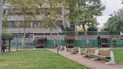 Polisten ka&ccedil;arken yanlarındaki tabancayı &ccedil;ocuklara saklattılar!