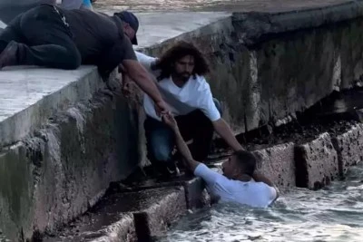 Polisten ka&ccedil;tı denize atladı! 