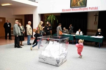 Polonya "g&ouml;&ccedil;menler" konusunda sandık başına gidecek
