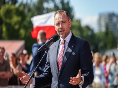 Polonya &uuml;lkesinde bulunan Ukraynalılara verilen mali yardımları kesti