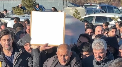 Pompalı t&uuml;fekle vurularak hayatını kaybeden gen&ccedil; g&ouml;zyaşları arasında toprağa verildi