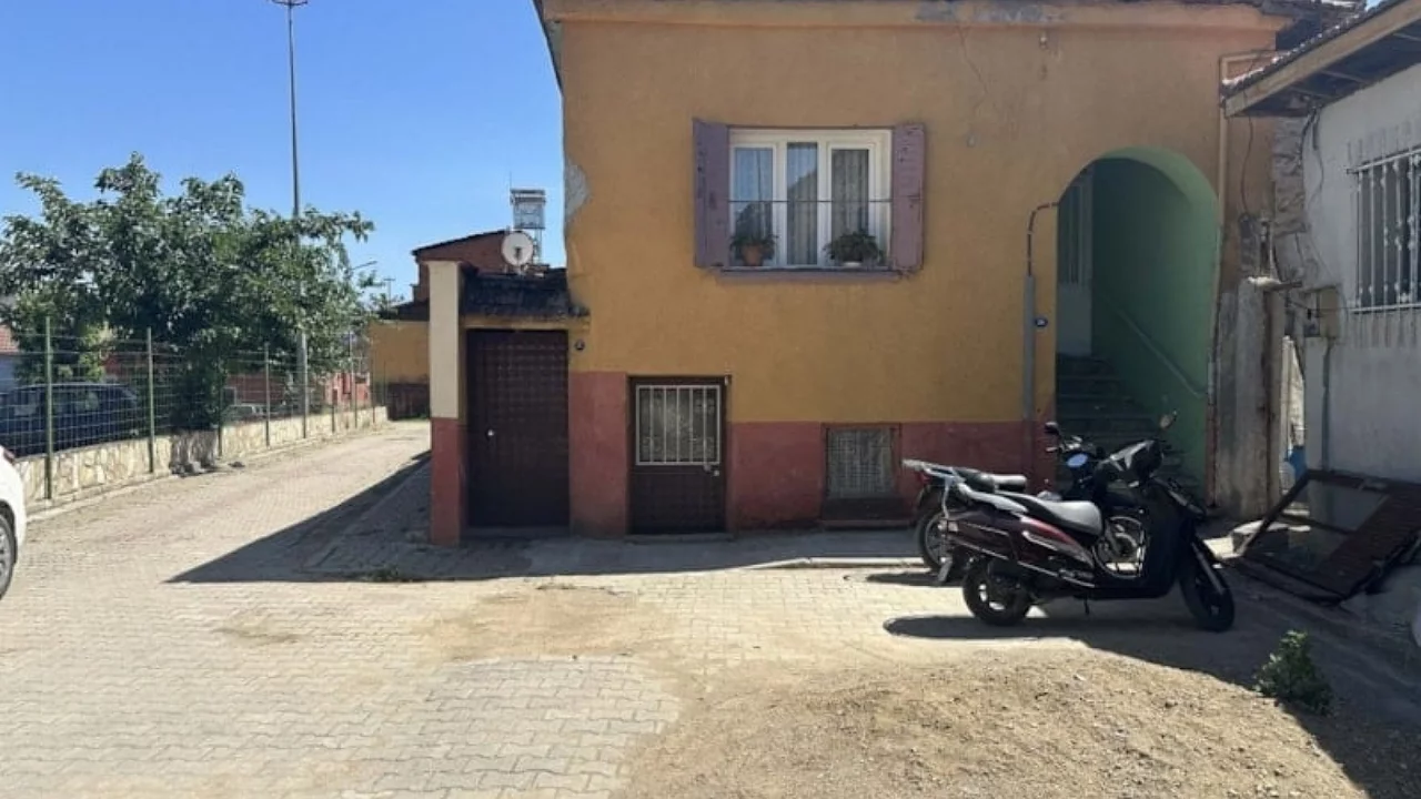 Poşetin i&ccedil;inde yeni doğmuş kız bebek