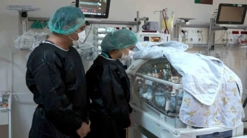 Premat&uuml;re bebeği hayata bağlamak i&ccedil;in İstanbul&rsquo;dan geldi
