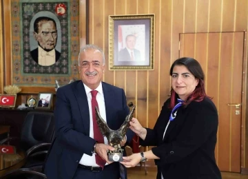 Prof. Dr. &Ccedil;adırcı, mutluluğunu Rekt&ouml;r &Ccedil;omaklı ile paylaştı
