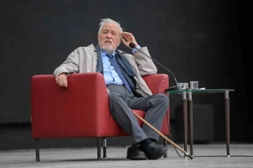 Prof. Dr. İlber Ortaylı İZKİTAP Fest&rsquo;e konuk oldu
