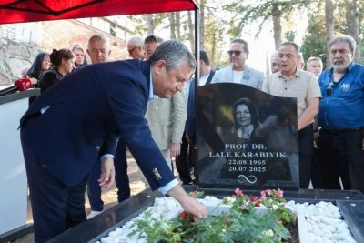 Prof. Dr. Lale Karabıyık'ı anma programına CHP Grup Başkanı &Ouml;zg&uuml;r &Ouml;zel de katıldı