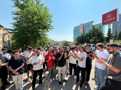 Profesyonel futbolculardan Spor Bakanlığı &ouml;n&uuml;nde protesto