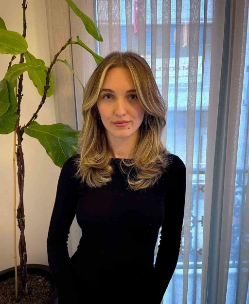 Psikolog B&uuml;y&uuml;kbur&ccedil;: "Romantik bir ilişki, kişinin duygusal ihtiya&ccedil;larının farkına varmasıyla g&uuml;&ccedil;lenir"
