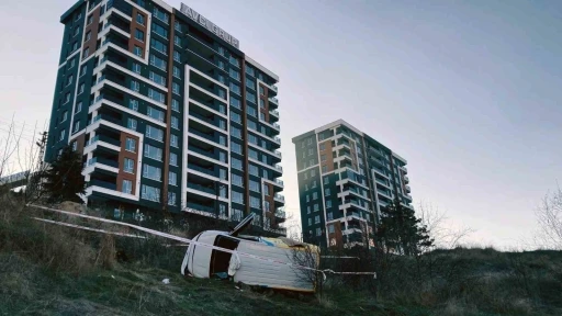 PTT kargo aracı şarampole u&ccedil;tu: 1 yaralı