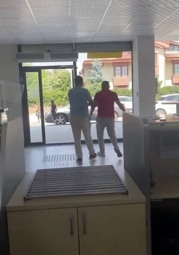 PTT şubesindeki vatandaşın &ouml;fkesi kamerada
