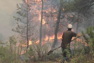 Eskişehir'de pulluk makinesinin kıvılcımından &ccedil;ıkan yangın s&uuml;r&uuml;yor
