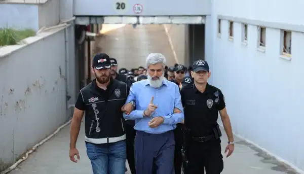 "Alparslan Kuytul Su&ccedil; &Ouml;rg&uuml;t&uuml;" operasyonuyla ilgili provokatif paylaşım yapan &ouml;ğretmene soruşturma