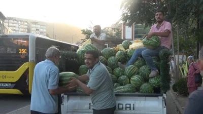 "Bursa'da kazanıyoruz, Bursa'da paylaşıyoruz" diyen esnaf 20 ton karpuz dağıttı