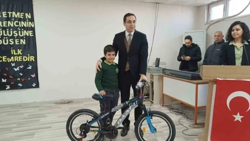 "&Ccedil;ocuk Gazeteciler Yarışıyor Projesi"nde dereceye giren &ouml;ğrencilere bisiklet hediye edildi
