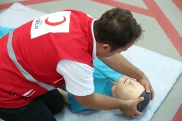 "D&uuml;nya İlk Yardım G&uuml;n&uuml;"nde vatandaşlara uygulamalı olarak ilk yardım anlatıldı
