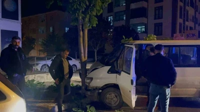 "Dur" ihtarına uymayan ehliyetsiz s&uuml;r&uuml;c&uuml;n&uuml;n kullandığı ara&ccedil; ağaca &ccedil;arptı: 38 bin TL ceza yedi
