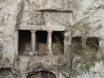 "Eros" fig&uuml;r&uuml; ortaya koydu: İskilip&rsquo;teki kaya mezarları Helenistik d&ouml;nemi yansıtıyor
