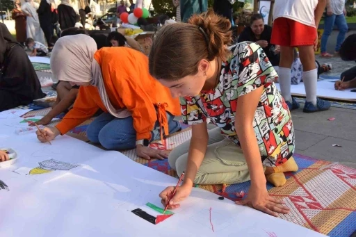 "Filistinli &ccedil;ocuklar i&ccedil;in &ccedil;iz" etkinliğiyle Gazze&rsquo;de &ouml;len &ccedil;ocuklara dikkat &ccedil;ekildi
