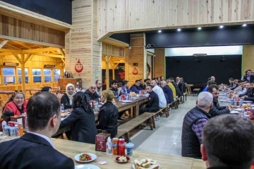 "Her g&uuml;n 3 binin &uuml;zerinde kardeşimize &uuml;cretsiz yemek ikramı yapıyoruz"
