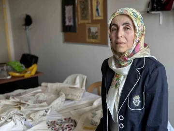 "Kızlar okumaz" denildi, baş&ouml;rt&uuml;s&uuml; yasağıyla savaştı: Azmini ipeğe işledi
