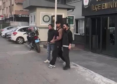 "Lvbel C5" lakaplı rap&ccedil;inin adliyeye sevk edildiği anlara ait g&ouml;r&uuml;nt&uuml;ler ortaya &ccedil;ıktı
