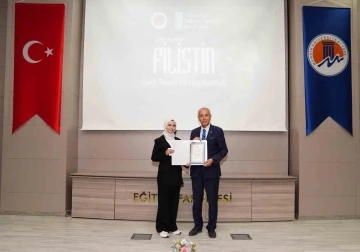 "Y&uuml;reğimdesin Filistin" konulu deneme yarışmasında dereceye girenlere &ouml;d&uuml;lleri verildi
