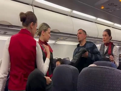 Rahatsızlandığını s&ouml;yleyip u&ccedil;aktan inen yolcu, diğer yolculardan helallik istedi