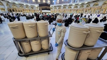 Ramazan ayı boyunca, zemzem suyunda g&uuml;nl&uuml;k yaklaşık 300 test yapılıyor