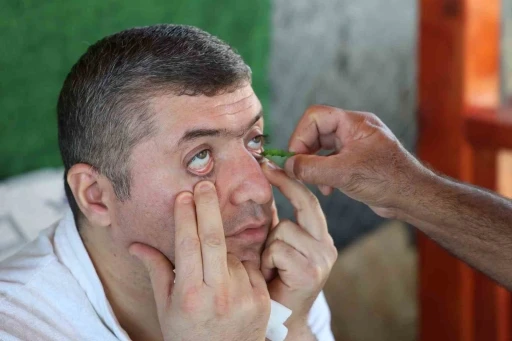 Randevu almayanları geri g&ouml;nderiyor: Elazığ&rsquo;da kırlangı&ccedil; otu ile g&ouml;z hastalıklarına umut
