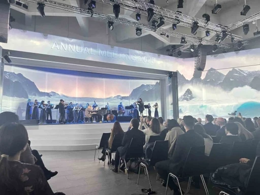 Refik Anadol buzulların erimesini Davos Zirvesi&rsquo;ne taşıdı
