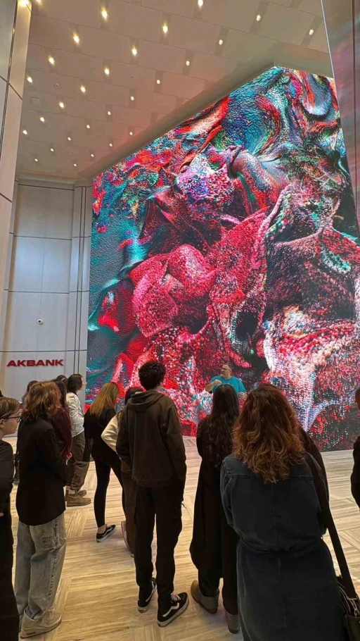 Refik Anadol&rsquo;un yapay zeka eseri &ouml;ğrencilerle buluşuyor
