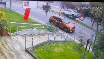 Ref&uuml;jdeki ağaca &ccedil;arpan otomobildeki anne ile 2 kızı yaralandı; kaza anı kamerada