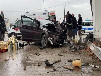 Ref&uuml;je &ccedil;arpan otomobil, akaryakıt istasyonuna girdi: 5 yaralı