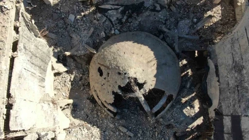 Rejim u&ccedil;aklarının bombaladığı Deraya&rsquo;daki camilerden geriye beton ve demir yığını kaldı
